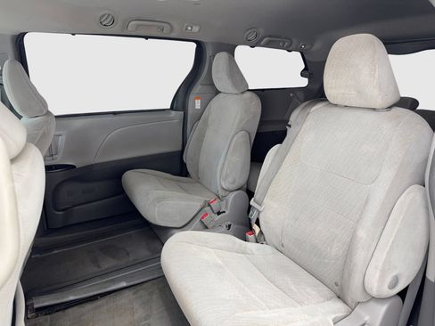 Used 2018 Toyota Sienna LE w/ Carpet Mat Package FWD image 35