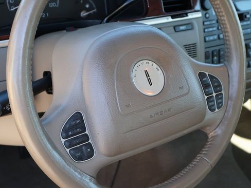 Used 2004 Lincoln Town Car Signature image 17