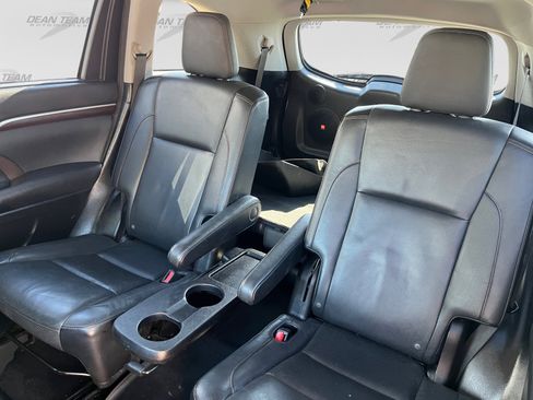 Used 2015 Toyota Highlander Limited Platinum AWD/4WD image 13