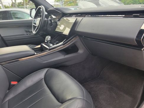 Used 2025 Land Rover Range Rover Sport SE AWD/4WD image 8