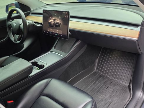 Used 2022 Tesla Model Y Long Range AWD/4WD image 30