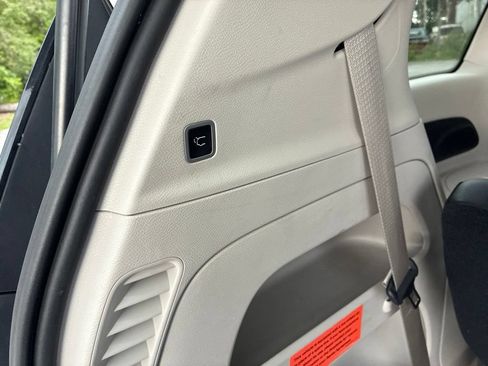 Used 2024 Chrysler Pacifica Touring-L FWD image 42