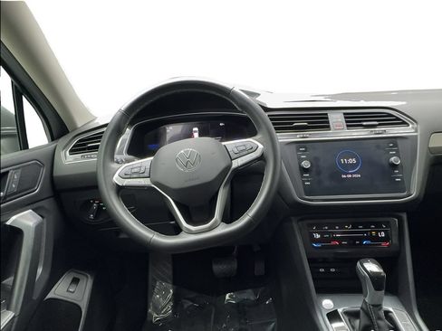 Used 2024 Volkswagen Tiguan SE FWD image 35