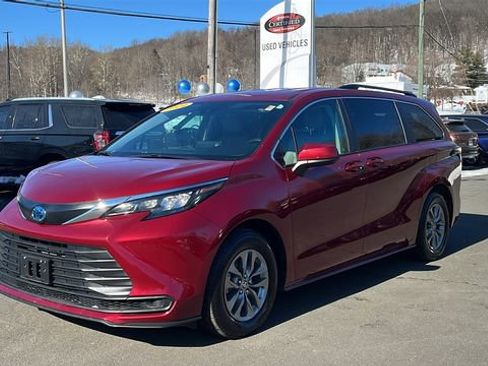 Certified 2024 Toyota Sienna LE image 3