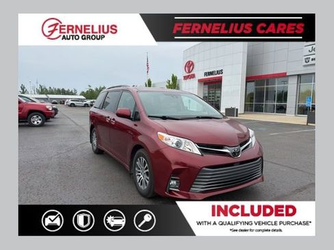 Used 2020 Toyota Sienna XLE w/ XLE Navigation Package FWD image 1