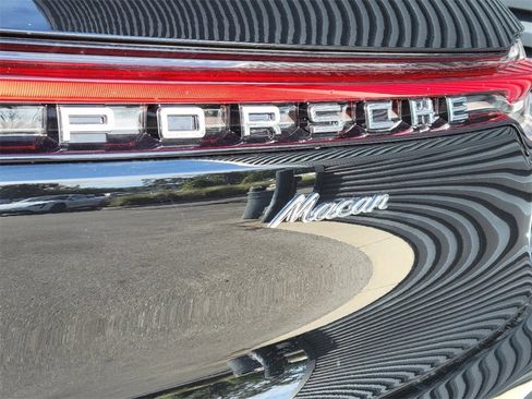 Certified 2025 Porsche Macan image 11