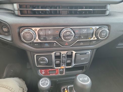 Used 2024 Jeep Wrangler Unlimited AWD/4WD image 24