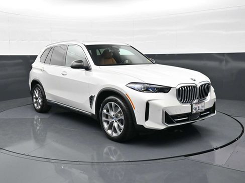 Used 2025 BMW X5 xDrive50e w/ Executive Package AWD/4WD image 3
