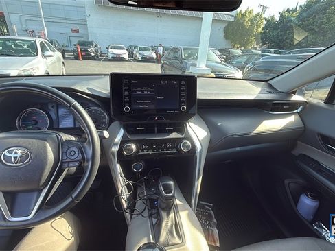 Used 2022 Toyota Venza LE image 4