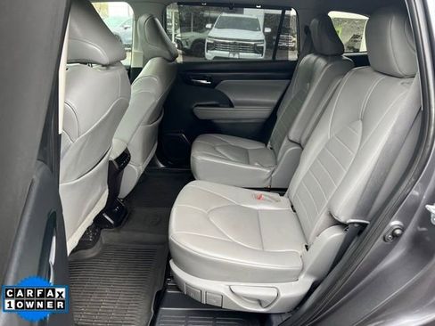 Used 2021 Toyota Highlander XLE AWD/4WD image 14