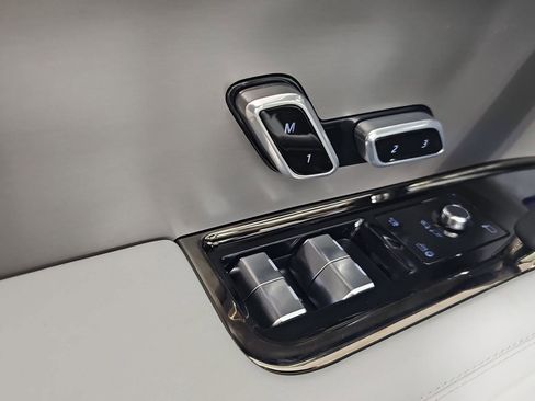 Used 2025 Land Rover Range Rover Sport SE image 21