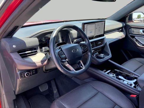 Certified 2025 Ford Explorer Platinum w/ Ultimate Package AWD/4WD image 18