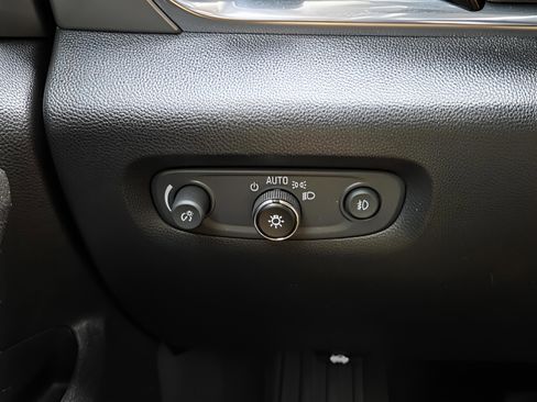 Used 2021 Chevrolet Traverse LT image 31