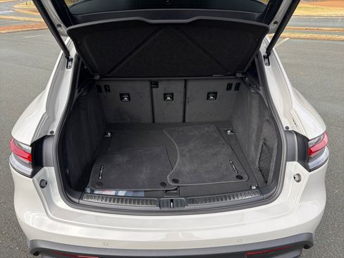 Certified 2026 Porsche Macan Base image 17