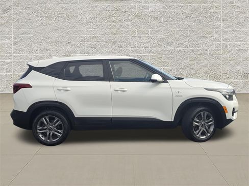 Used 2023 Kia Seltos LX AWD/4WD image 8
