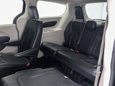 Used 2023 Chrysler Pacifica Touring-L FWD image 20