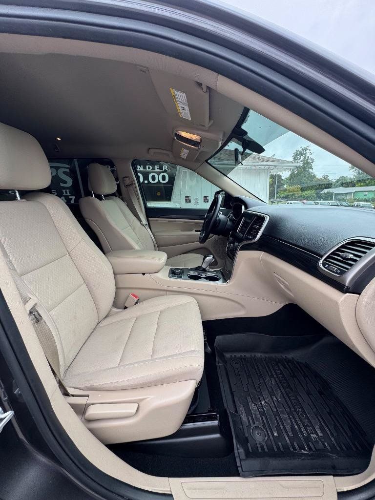 Used 2019 Jeep Grand Cherokee Laredo AWD/4WD image 27