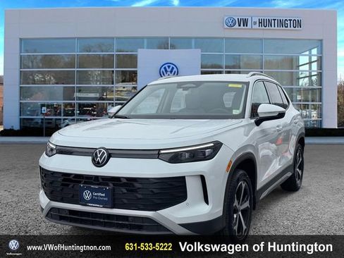 Certified 2025 Volkswagen Tiguan SE image 2