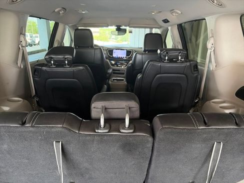 Used 2023 Chrysler Pacifica Touring-L FWD image 7