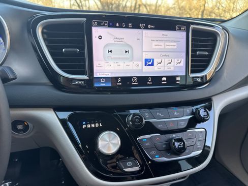 Used 2023 Chrysler Pacifica Touring-L image 18