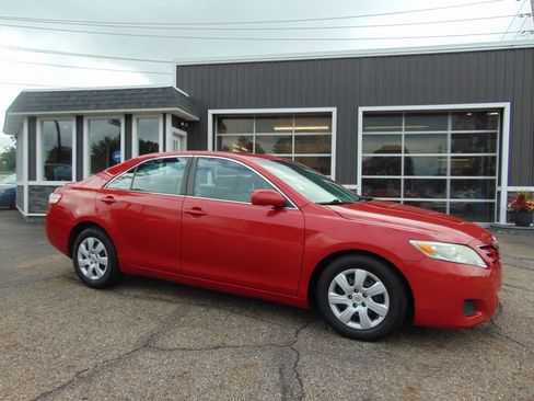 Used 2010 Toyota Camry LE FWD image 1