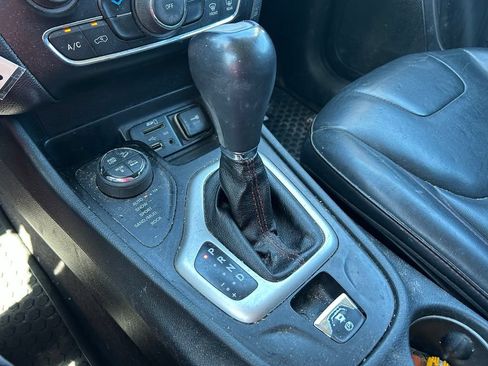 Used 2016 Jeep Cherokee Trailhawk w/ Leather Interior Group AWD/4WD image 28