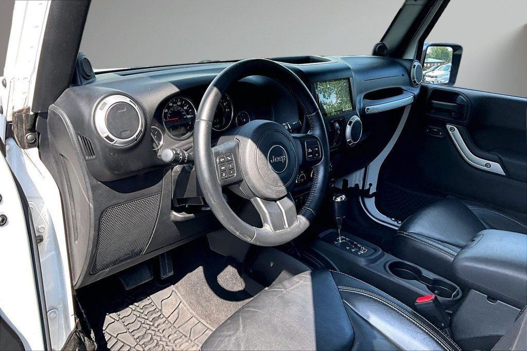 Used 2014 Jeep Wrangler Unlimited Sahara w/ Connectivity Group AWD/4WD image 16