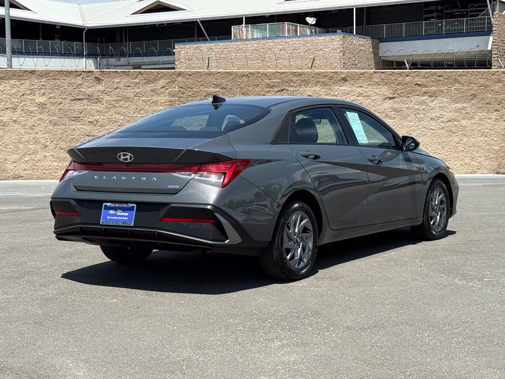 Used 2025 Hyundai Elantra Hybrid FWD image 3