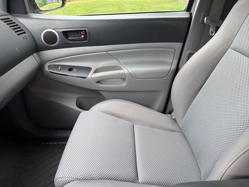 Used 2015 Toyota Tacoma 4x4 Access Cab V6 w/ TRD Off-Road Package image 28