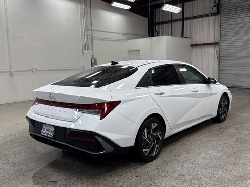 Used 2024 Hyundai Elantra Limited image 19