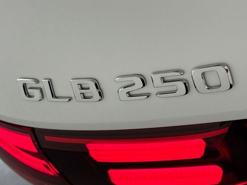 New 2026 Mercedes-Benz GLB 250 image 8