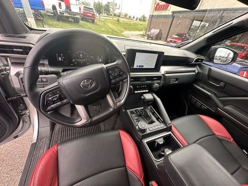 Used 2025 Toyota 4Runner SR5 AWD/4WD image 5