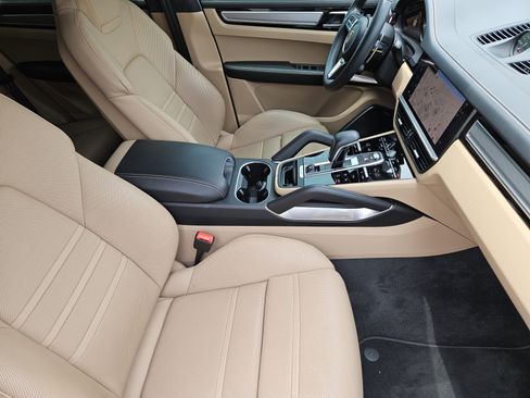 Certified 2023 Porsche Cayenne Turbo AWD/4WD image 15