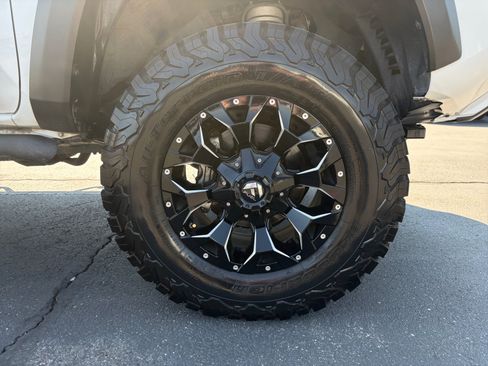 Used 2017 Toyota Tacoma TRD Off-Road w/ Premium & Technology Package AWD/4WD image 29