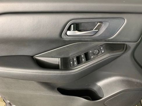 Used 2025 Nissan Rogue SV image 29