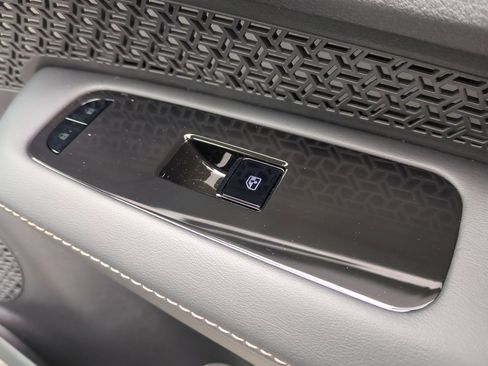 New 2024 Nissan Ariya AWD image 38