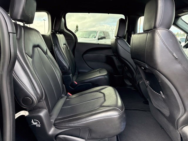 Used 2025 Chrysler Pacifica Select FWD image 12