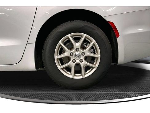Used 2024 Chrysler Pacifica Touring-L FWD image 40
