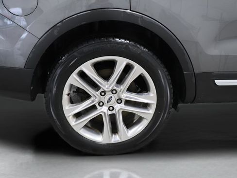 Used 2017 Ford Explorer XLT w/ XLT Technology Feature Bundle image 9