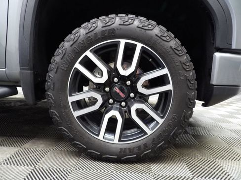 Used 2024 GMC Sierra 1500 AT4 w/ Technology Package AWD/4WD image 9