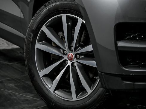 Used 2019 Jaguar F-PACE Prestige image 3