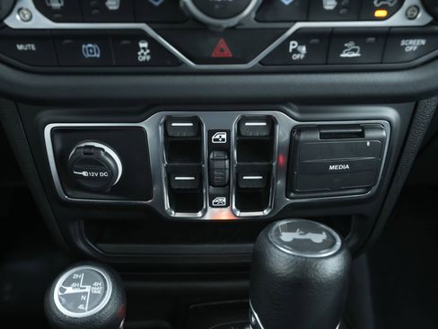 Used 2025 Jeep Wrangler Unlimited Sahara w/ Safety Group image 15