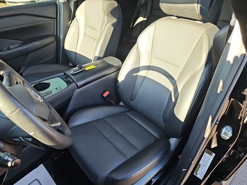 Used 2025 Nissan Rogue SV w/ SV Premium Package image 18