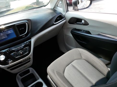 Used 2023 Chrysler Voyager LX FWD image 11