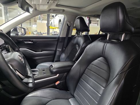 Used 2023 Toyota Highlander XLE FWD image 23