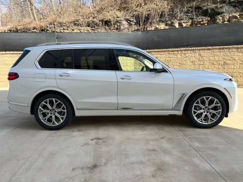 Used 2025 BMW X7 xDrive40i w/ Premium Package image 8