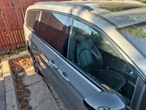 Used 2025 Chrysler Pacifica Limited FWD image 19