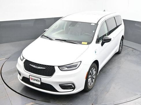 Used 2024 Chrysler Pacifica Limited FWD image 17