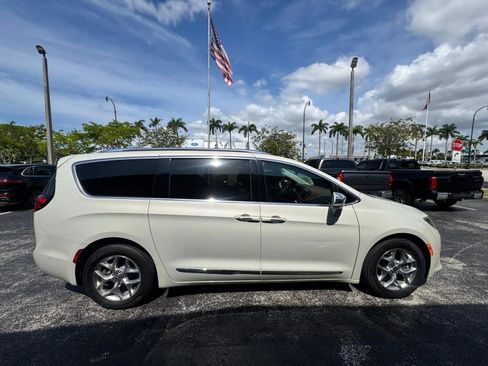 Used 2017 Chrysler Pacifica Limited w/ Advanced Safetytec Group FWD image 8