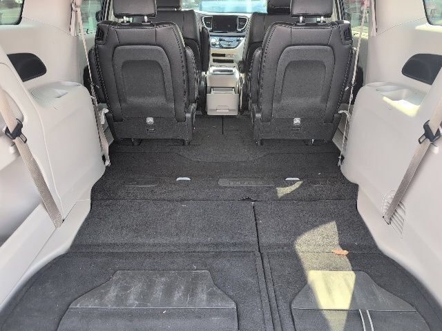 Used 2024 Chrysler Pacifica Touring-L FWD image 12
